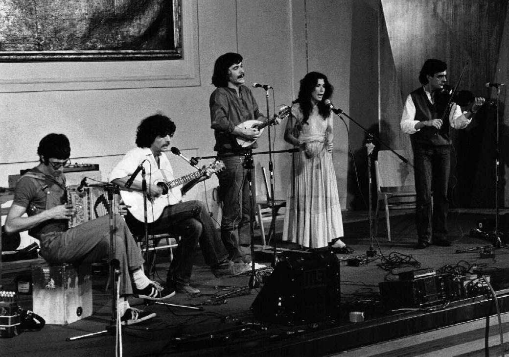 Laura Malaterra, La Lionetta, folk eclettrico, Roberto Aversa, Maurizio Bertani, Marco Maria Ghio, Vincenzo Gioanola, voce, cornamusa,, chitarra acustica, basso elettrico, mandolino, violino, chitarra elettrica, viola, dudel sack, dulcimer, ghironda, organetti, batteria